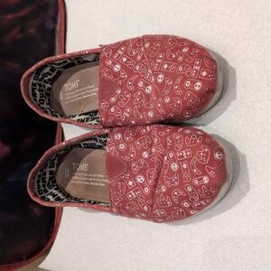 Toms with gaming design